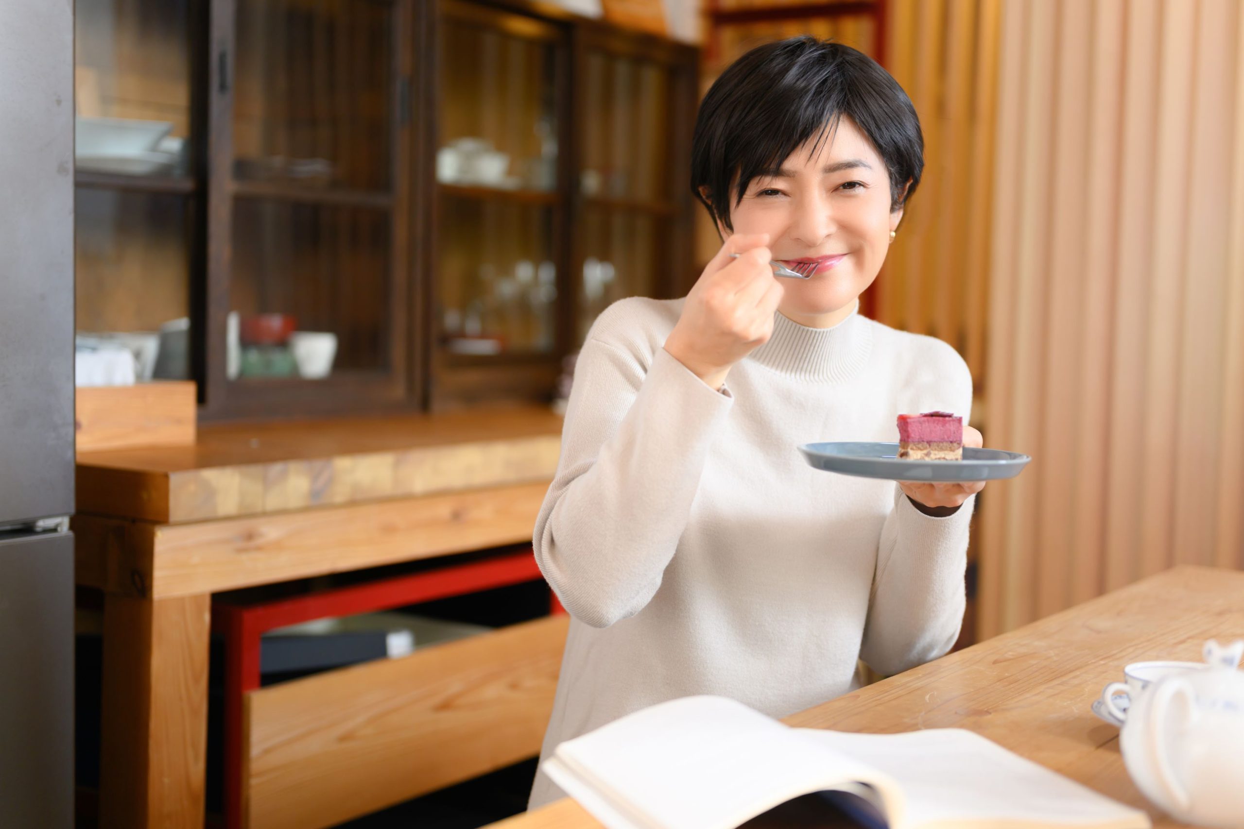 美味しそうにケーキを食べる女性