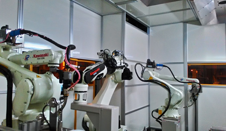 冷熱事業溶接設備。空調機部品製造ラインでは、全自動ロボット溶接機により効率的な生産を行っている。