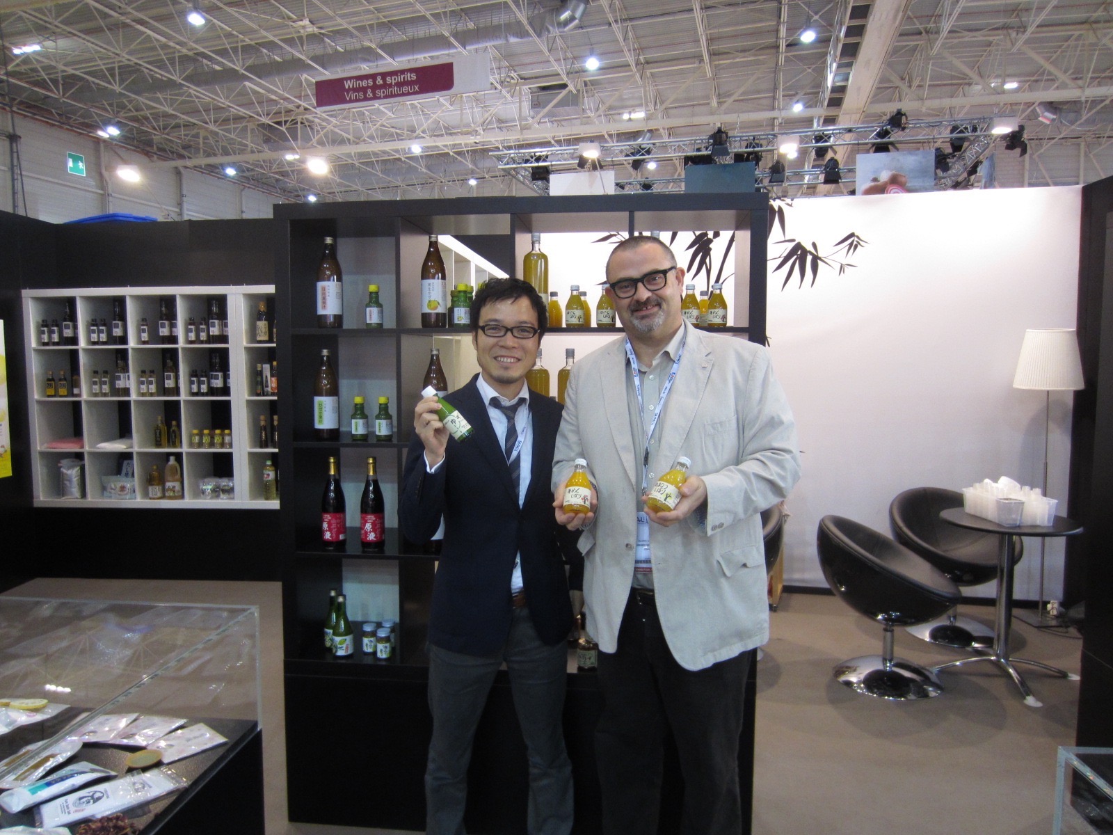 SIAL 2012(パリ国際食品見本市)に出展中、PALMIFRANCEのオリヴィエ氏とブースでの一枚。この展示会出展を機に、EU各国への輸出が一気に加速した。現在でもゆず果汁をはじめとした商品の輸出を継続していただいている。